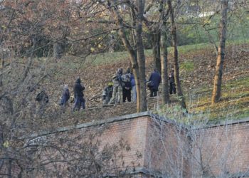 Fegyvert kerestek a budai vár oldalában a TEK munkatársai