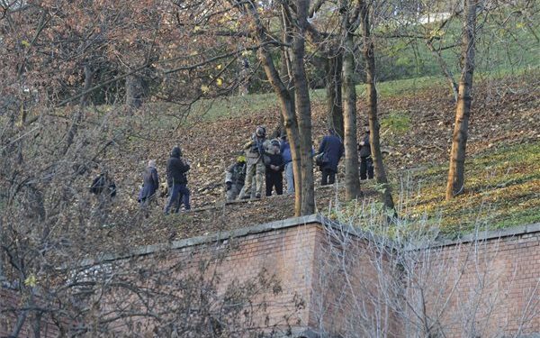 Fegyvert kerestek a budai vár oldalában a TEK munkatársai