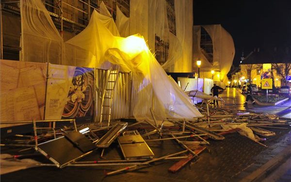 Állványzatot rongált meg a viharos szél a budai Várban