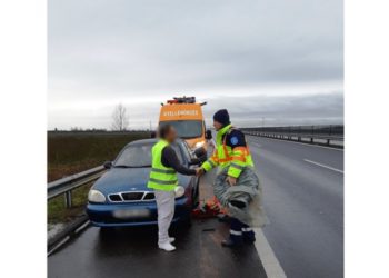 BAJBA JUTOTT AUTÓSON SEGÍTETTEK