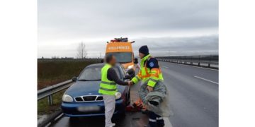 BAJBA JUTOTT AUTÓSON SEGÍTETTEK