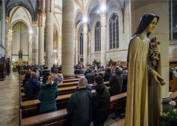 Éjféli szentmise a budapesti Árpád-házi Szent Erzsébet-plébániatemplomban