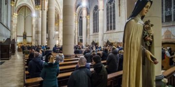 Éjféli szentmise a budapesti Árpád-házi Szent Erzsébet-plébániatemplomban