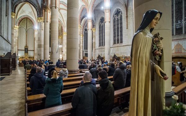 Éjféli szentmise a budapesti Árpád-házi Szent Erzsébet-plébániatemplomban