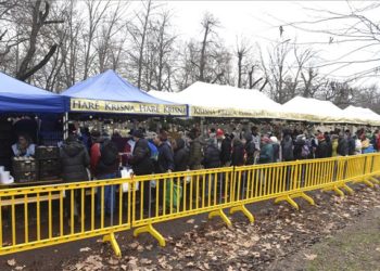 Krisna-tudatú hívők karácsonyi ételosztása a Népligetben