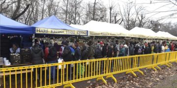 Krisna-tudatú hívők karácsonyi ételosztása a Népligetben