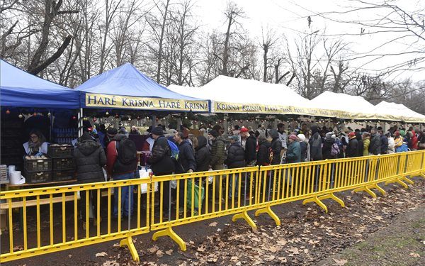 Krisna-tudatú hívők karácsonyi ételosztása a Népligetben