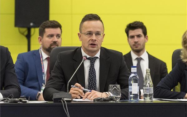 Szijjártó Péter Sevillában, a Space 19+ konferencián