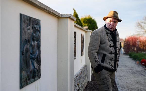 Gróf Nádasdy Ferencnek emléket állító domborművet avattak Kápolnásnyéken