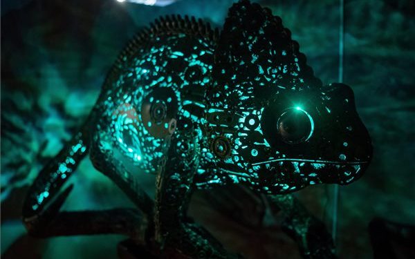 Használt autóalkatrészekből készült szobrokból nyílt kiállítás a fővárosban