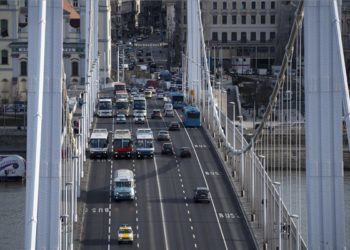 Repülőtéri Ikarus buszok és oldtimer járművek felvonulása a fővárosban