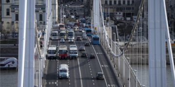Repülőtéri Ikarus buszok és oldtimer járművek felvonulása a fővárosban