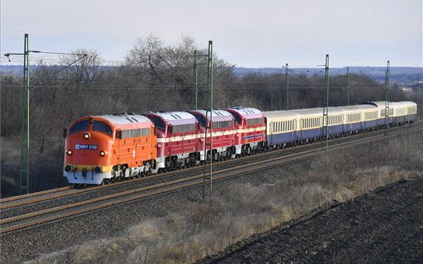 Nosztalgiamozdonyok vontatta különvonatok közlekedtek Tapolcáig