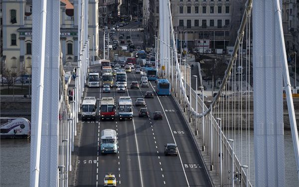 Repülőtéri Ikarus buszok és oldtimer járművek felvonulása a fővárosban
