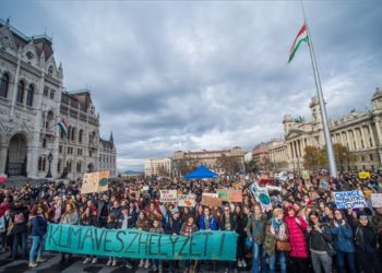 Demonstráció a globális klímasztrájk keretében Budapesten