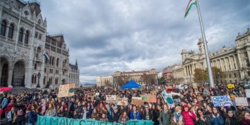 Demonstráció a globális klímasztrájk keretében Budapesten