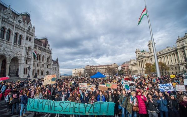 Demonstráció a globális klímasztrájk keretében Budapesten