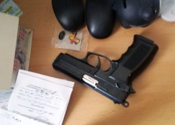 Hamis pénzzel fizetett a kábítószerért, fegyverrel kérték rajta számon