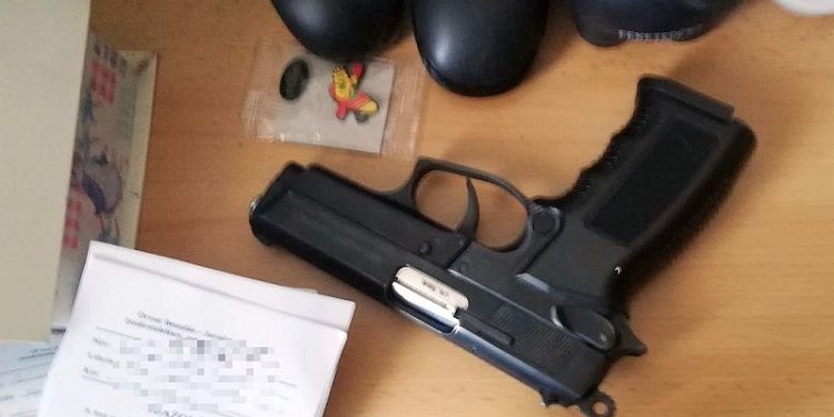 Hamis pénzzel fizetett a kábítószerért, fegyverrel kérték rajta számon