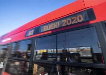 Szilveszteri feliratok a budapesti tömegközlekedési járatokon