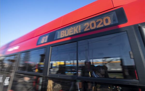Szilveszteri feliratok a budapesti tömegközlekedési járatokon