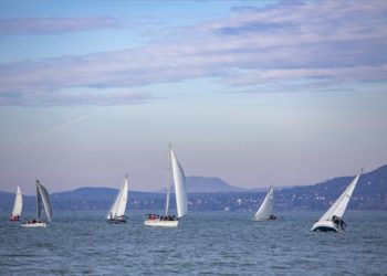 Szilveszteri jótékonysági regatta vitorlásverseny a Balatonon