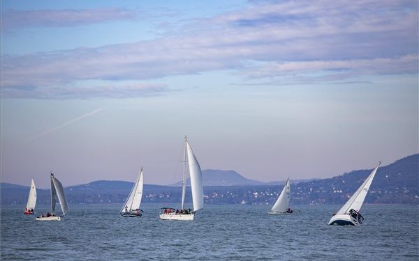 Szilveszteri jótékonysági regatta vitorlásverseny a Balatonon