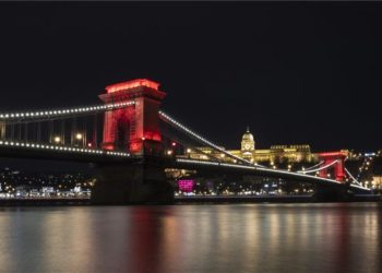 Az AIDS-világnapon vörös fénnyel világították ki a Lánchidat