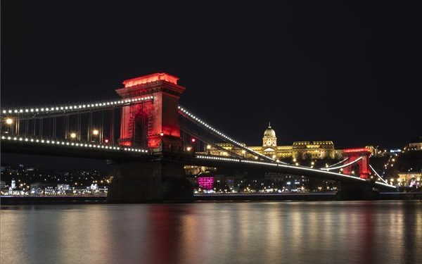 Az AIDS-világnapon vörös fénnyel világították ki a Lánchidat