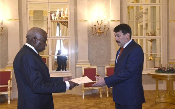 Átadta megbízólevelét az új angolai nagykövet