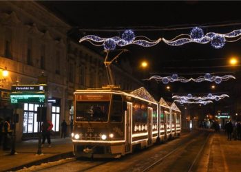 Advent – Fényfüzérekkel feldíszített villamos Miskolcon