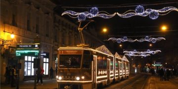 Advent – Fényfüzérekkel feldíszített villamos Miskolcon
