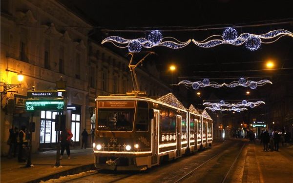 Advent – Fényfüzérekkel feldíszített villamos Miskolcon