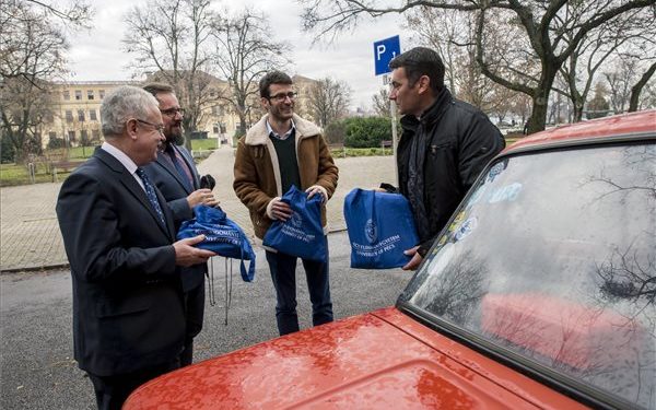 A PTE adományait viszi Afrikába a Budapest-Bamako Rallyn induló Molnár Attila és Fáth Gergely