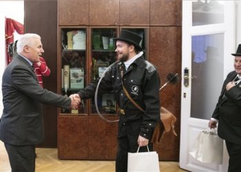 Kéményseprők újévi jókívánságai a nyíregyházi városházán