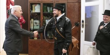 Kéményseprők újévi jókívánságai a nyíregyházi városházán