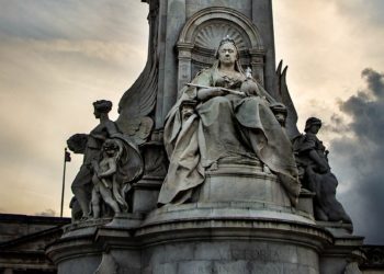 Harry herceg visszalép a királyi család magas rangú tagjaként betöltött szerepétől