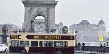 Mától nem hajthatnak át a Lánchídon turistabuszok és teherautók