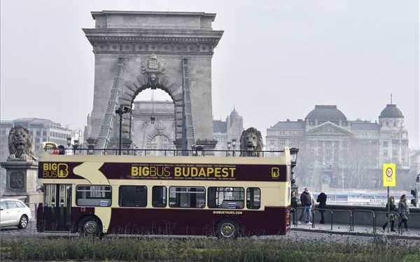 Mától nem hajthatnak át a Lánchídon turistabuszok és teherautók
