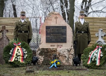 Díszőrség a magyarországi németek elhurcolásának és elűzetésének emléknapja alkalmából rendezett ünnepségen az áldozatok emlékművénél a Fejér megyei Mányon 2020. január 19-én. MTI/Bodnár Boglárka