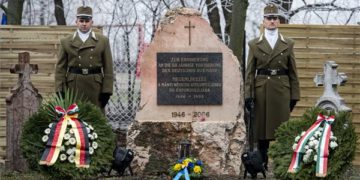 Díszőrség a magyarországi németek elhurcolásának és elűzetésének emléknapja alkalmából rendezett ünnepségen az áldozatok emlékművénél a Fejér megyei Mányon 2020. január 19-én. MTI/Bodnár Boglárka