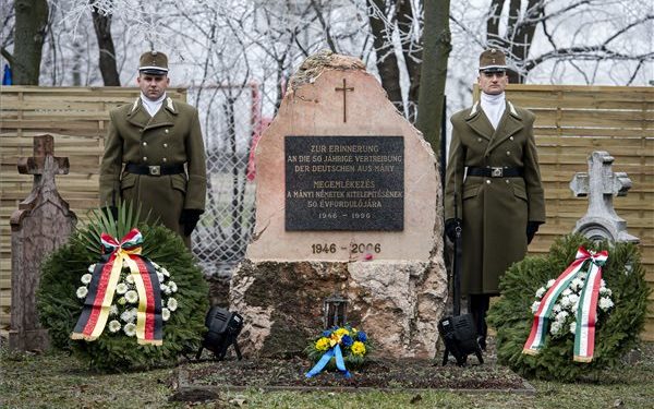 Díszőrség a magyarországi németek elhurcolásának és elűzetésének emléknapja alkalmából rendezett ünnepségen az áldozatok emlékművénél a Fejér megyei Mányon 2020. január 19-én. MTI/Bodnár Boglárka