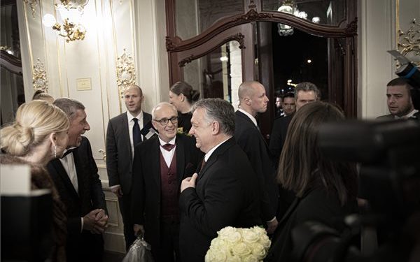 Ünnepélyesen megnyitották a felújított prágai Állami Operát