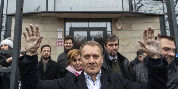 Varju László rabosítása ellen tiltakozott az ellenzék