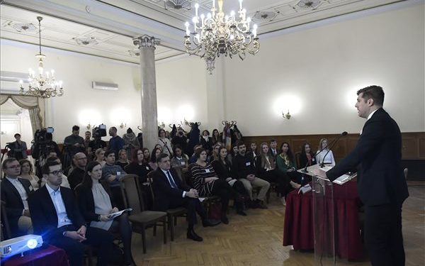 A Kőrösi Csoma Sándor-program ösztöndíjasai képzésének megnyitója a Duna Palotában