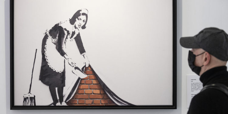 Banksy, a brit graffitiművész munkáit bemutató kiállítás nyílt Budapesten