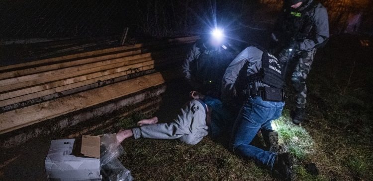 Mezítláb menekült a rendőrök elől a kábítószerkereskedő