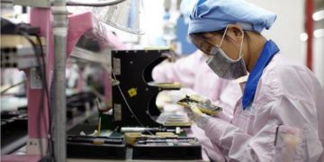 Londoni elemzők: tartós járvány esetén 5 százalék alá lassulhat a kínai növekedés