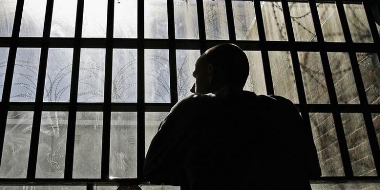 OGY – Felfüggeszthetik a börtönviszonyok miatti kártérítések kifizetését