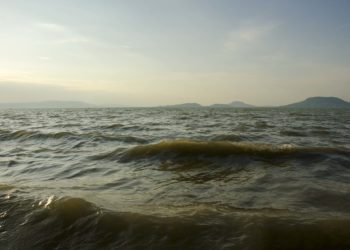 Vihar – Megbillent a Balaton víztükre